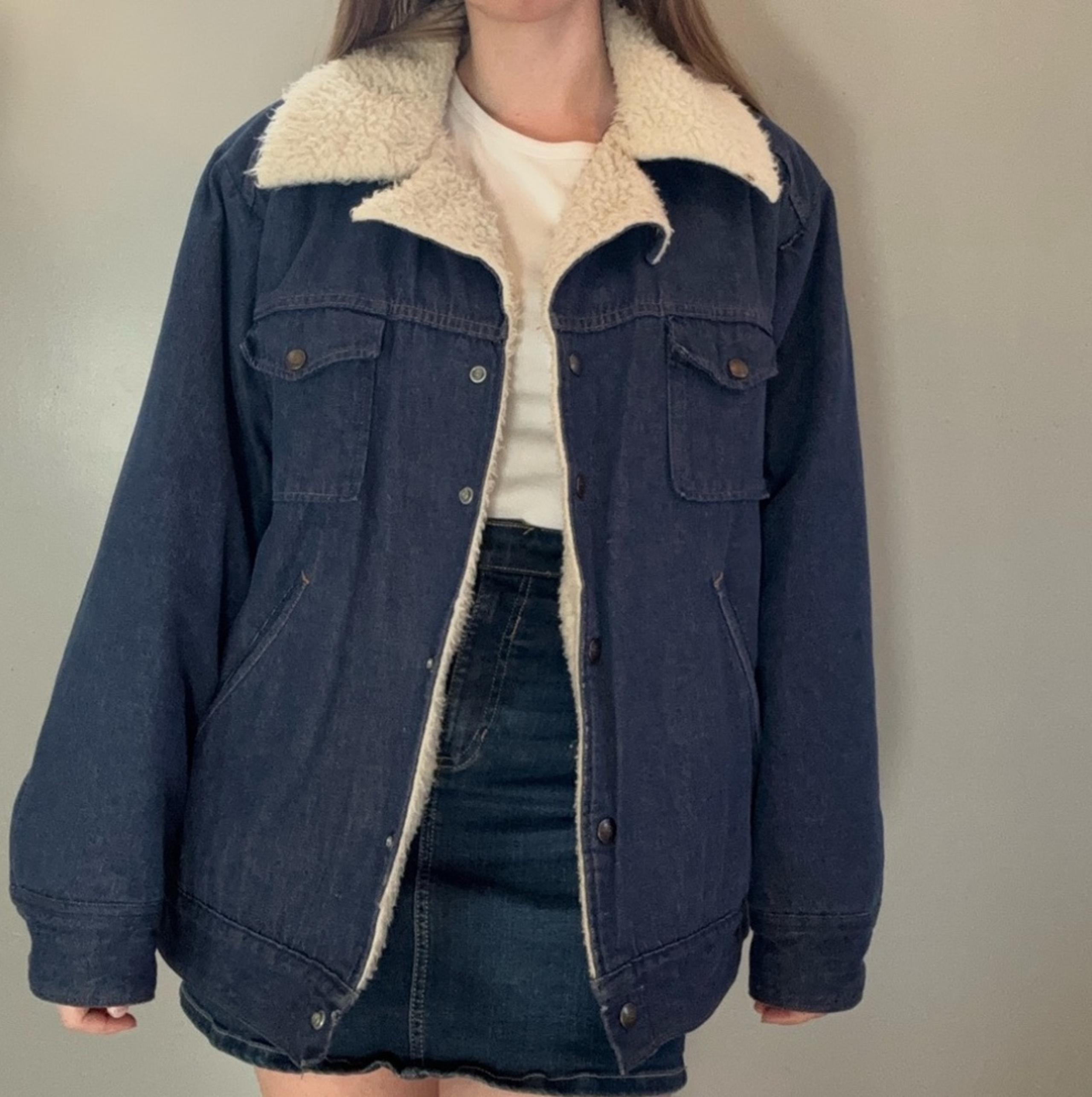 Vintage 80’s Dickies Men’s Sherpa lined denim jacket.