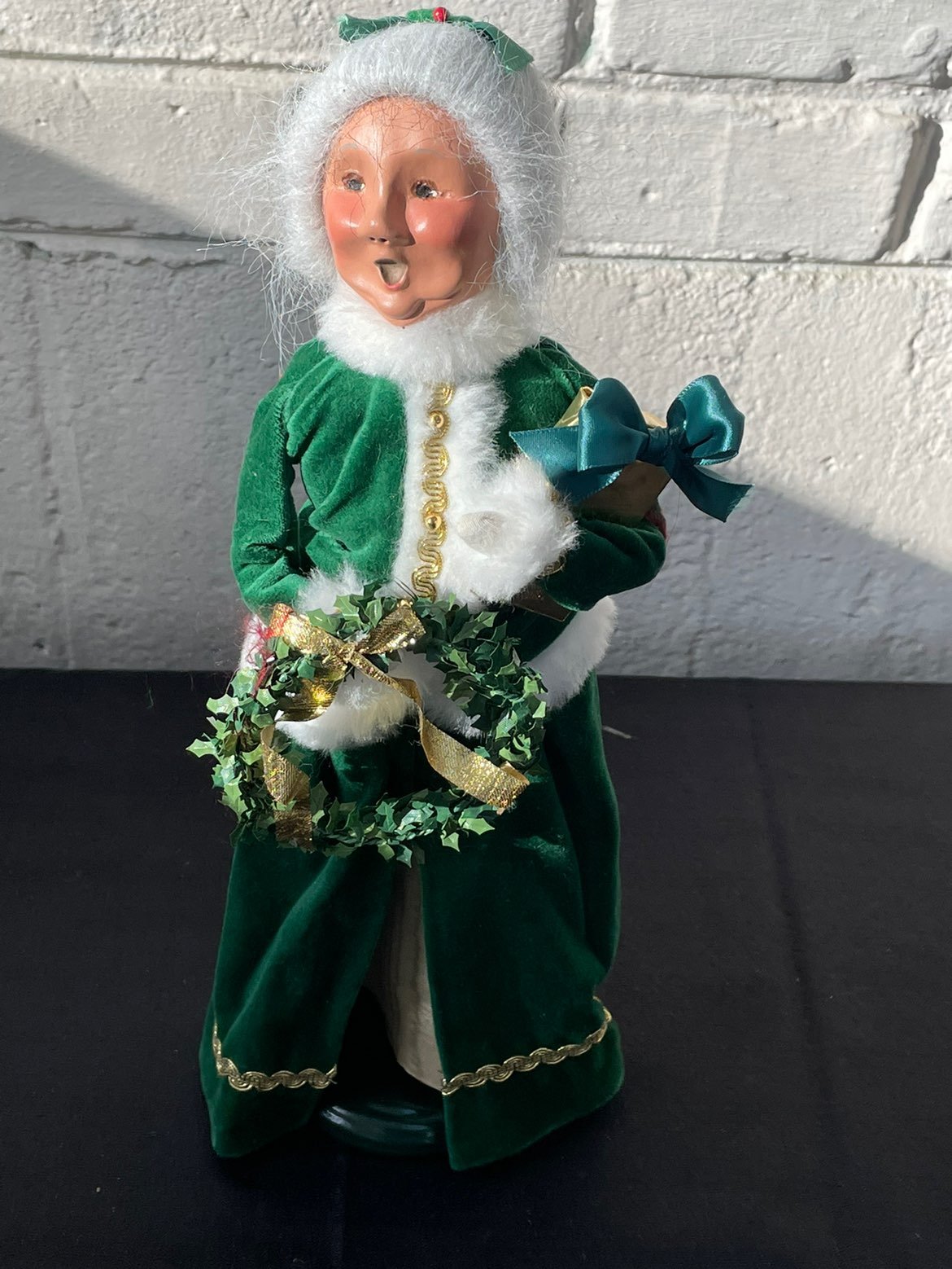 Byers Choice The Carolers Old Lady with Present And Wreath