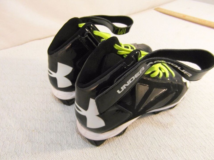 sz9 MEN's UNDER ARMOUR BLACK WHITE LOGO GREEN LACES FOOTBALL CLEATS NM 33273