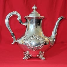 VINTAGE: Reed and Barton 5600 S Regent Shield. Silver tea/coffee pot.