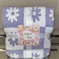 1-NWT MELOW & MOD DOBLE LAYER REVERSIBLE DAYSY DESIGN QUEEN SIZE BLANKET