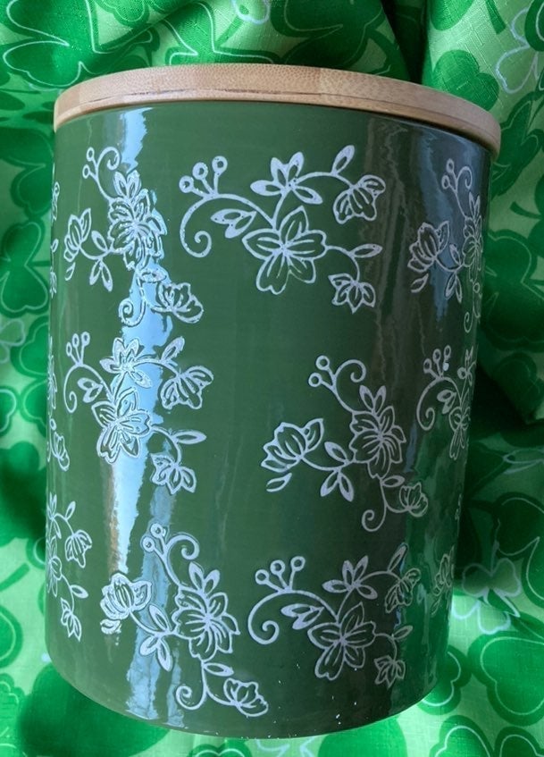 TEMPTATIONS GREEN 3-QUART CANISTER WITH WOODEN LID