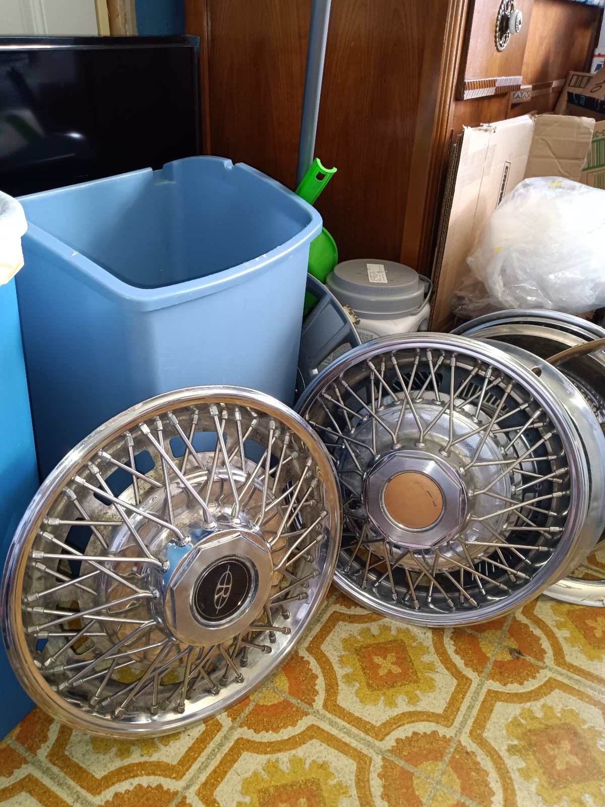 2-15 Buick Riviera wire hubcaps