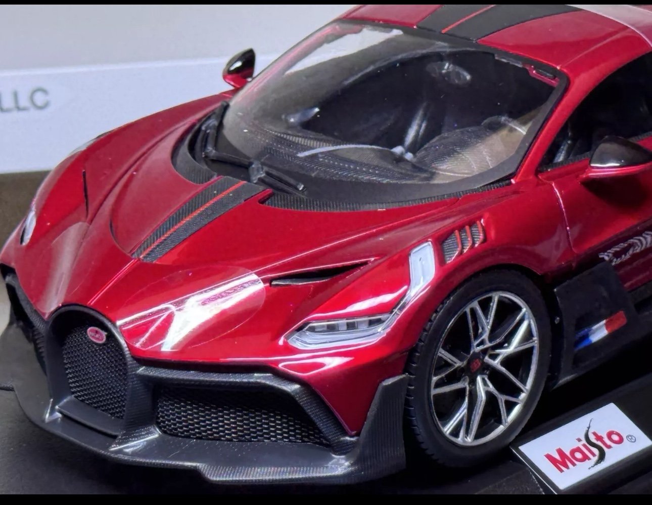 1:18 Scale Bugatti Divo Diecast Car | Dark Red & Black Maisto Special Edition