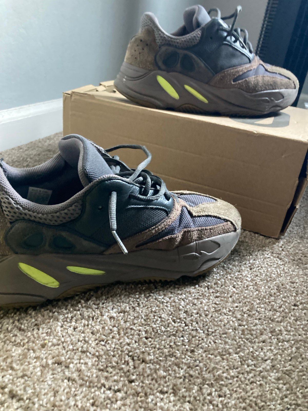 Yeezy Adidas 700 in Mauve