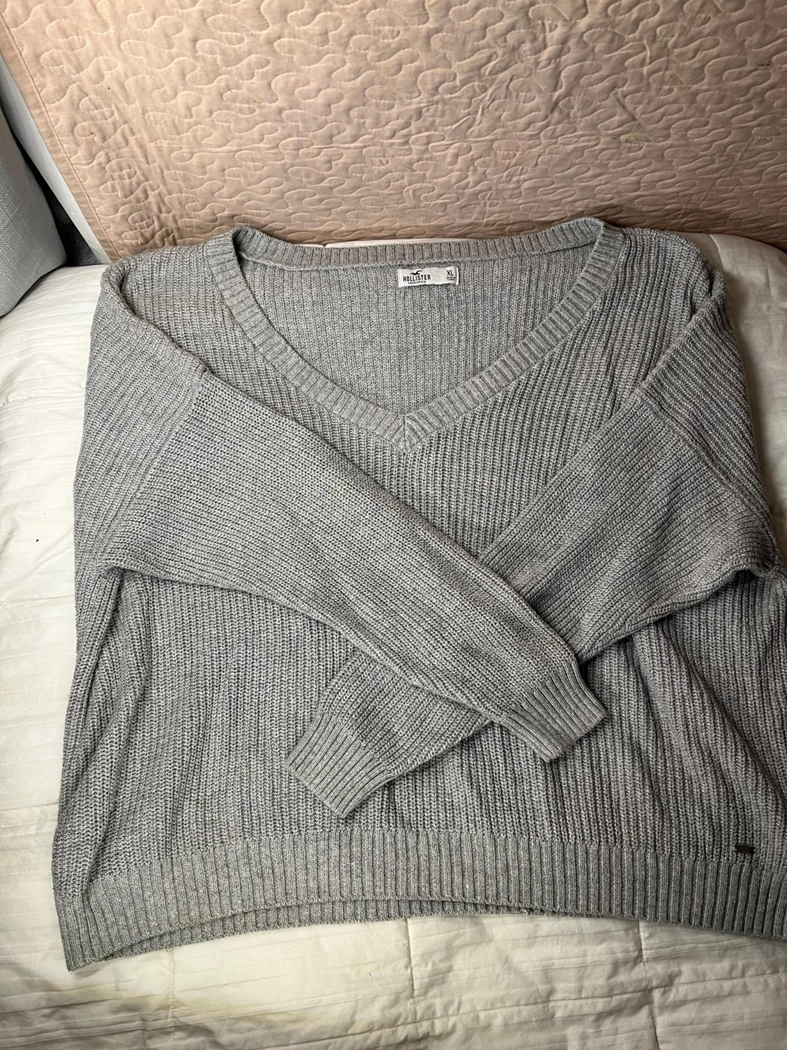Hollister Women’s Gray Ribbed V-Neck Sweater – Size XL