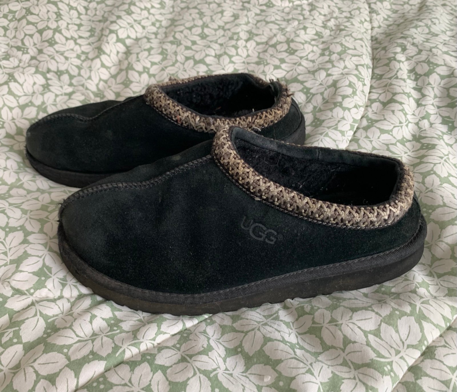 UGG Australia Tasman Black Suede Slippers size women 6 Slip-on Fur-lined
