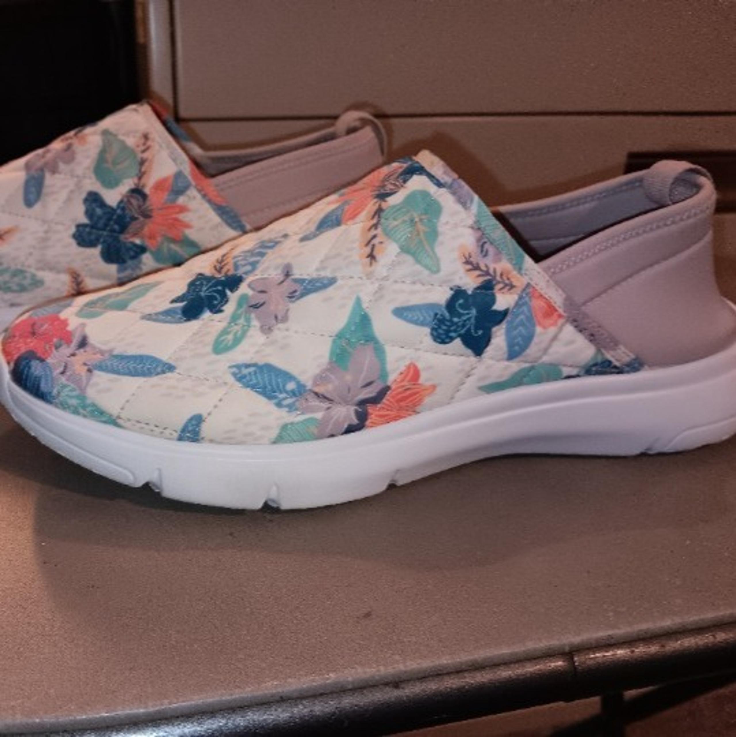 VB Cloud by Vera Bradley- Convertible Slip-On Tropical- Women' s (Size 10)