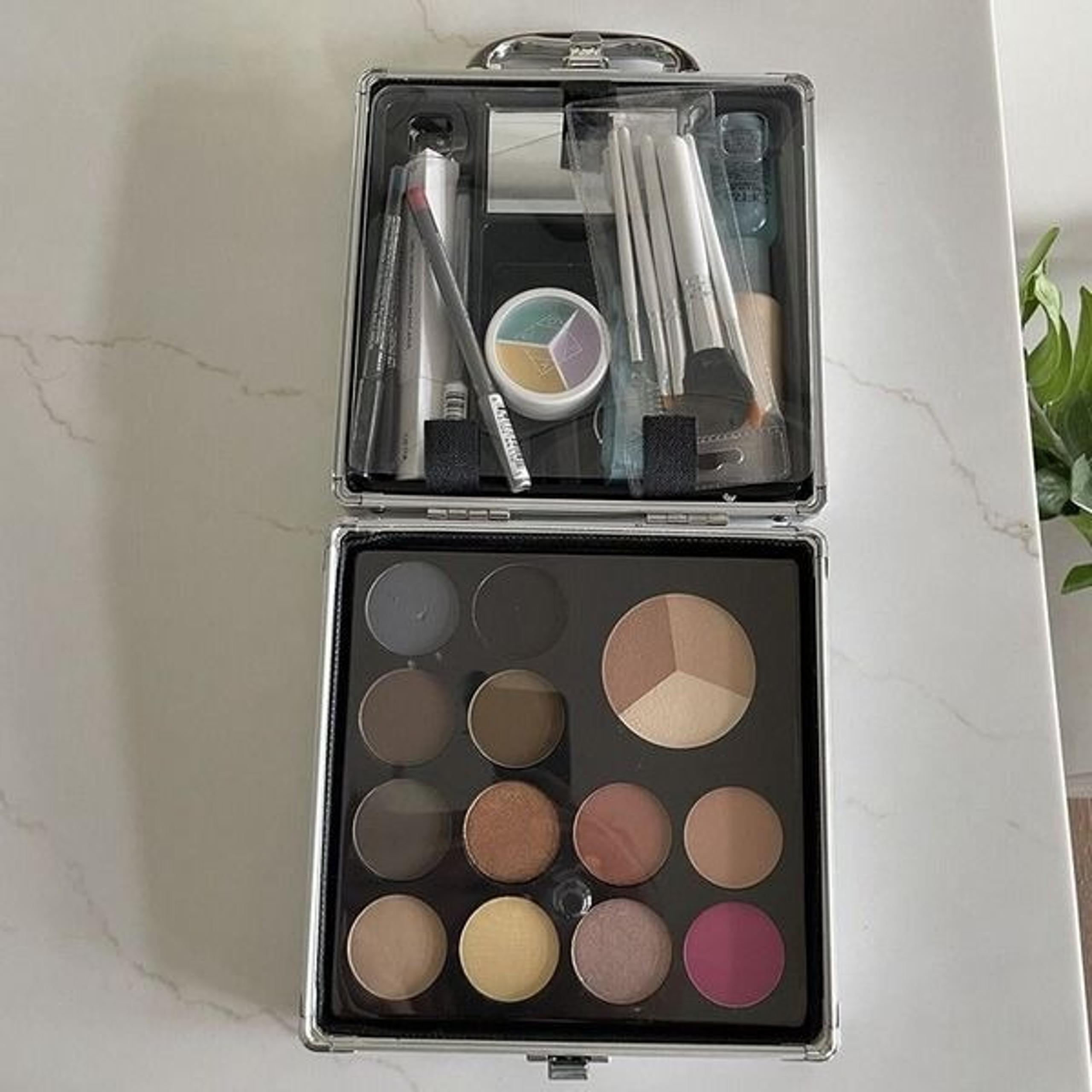 OFRA PRO Professional Makeup Kit Set Cosmetologists Portfolio Small Light/Medium