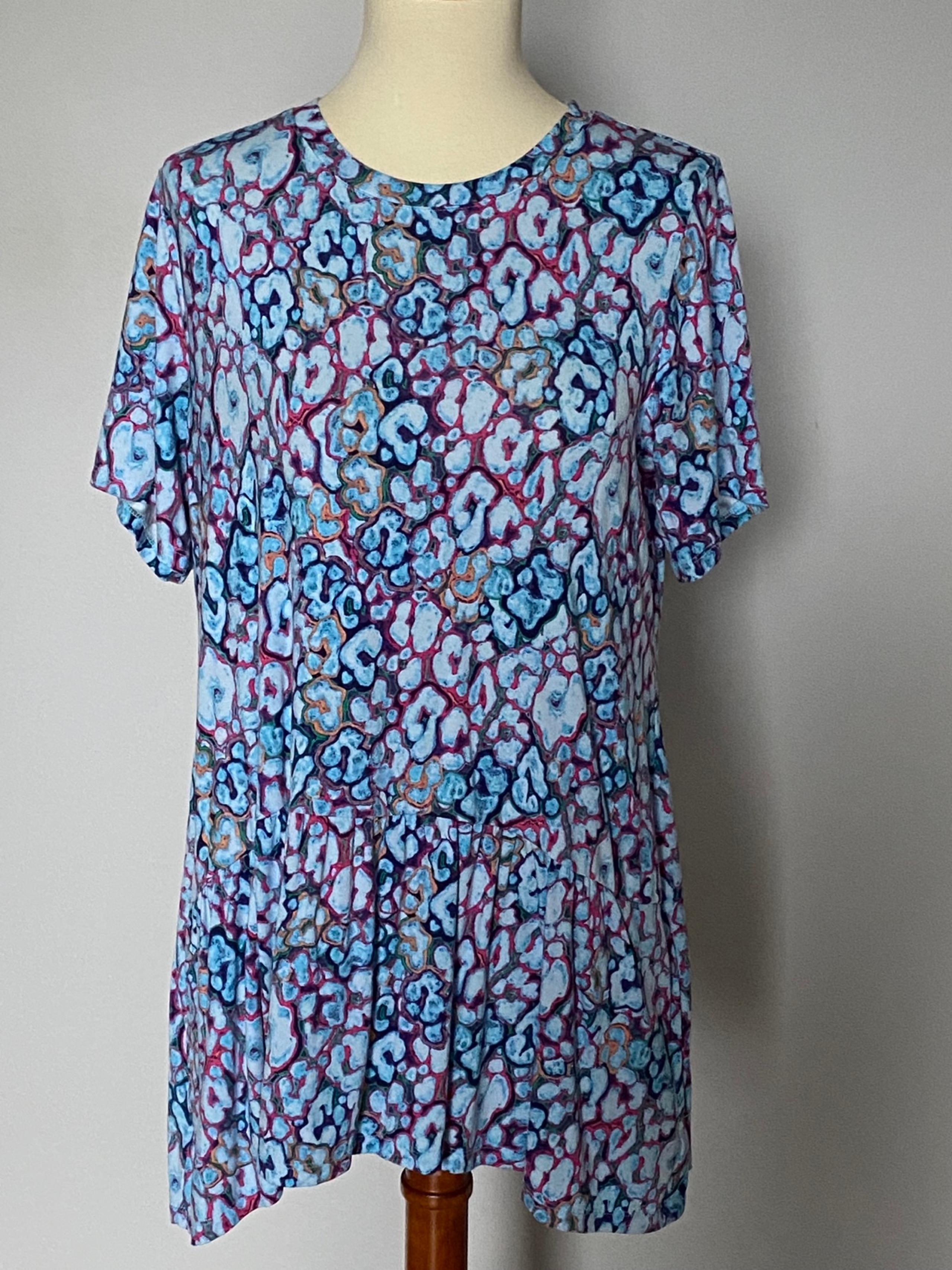LOGO by Lori Goldstein Rayon Printed Short Sleeve Top Blue Pink Small