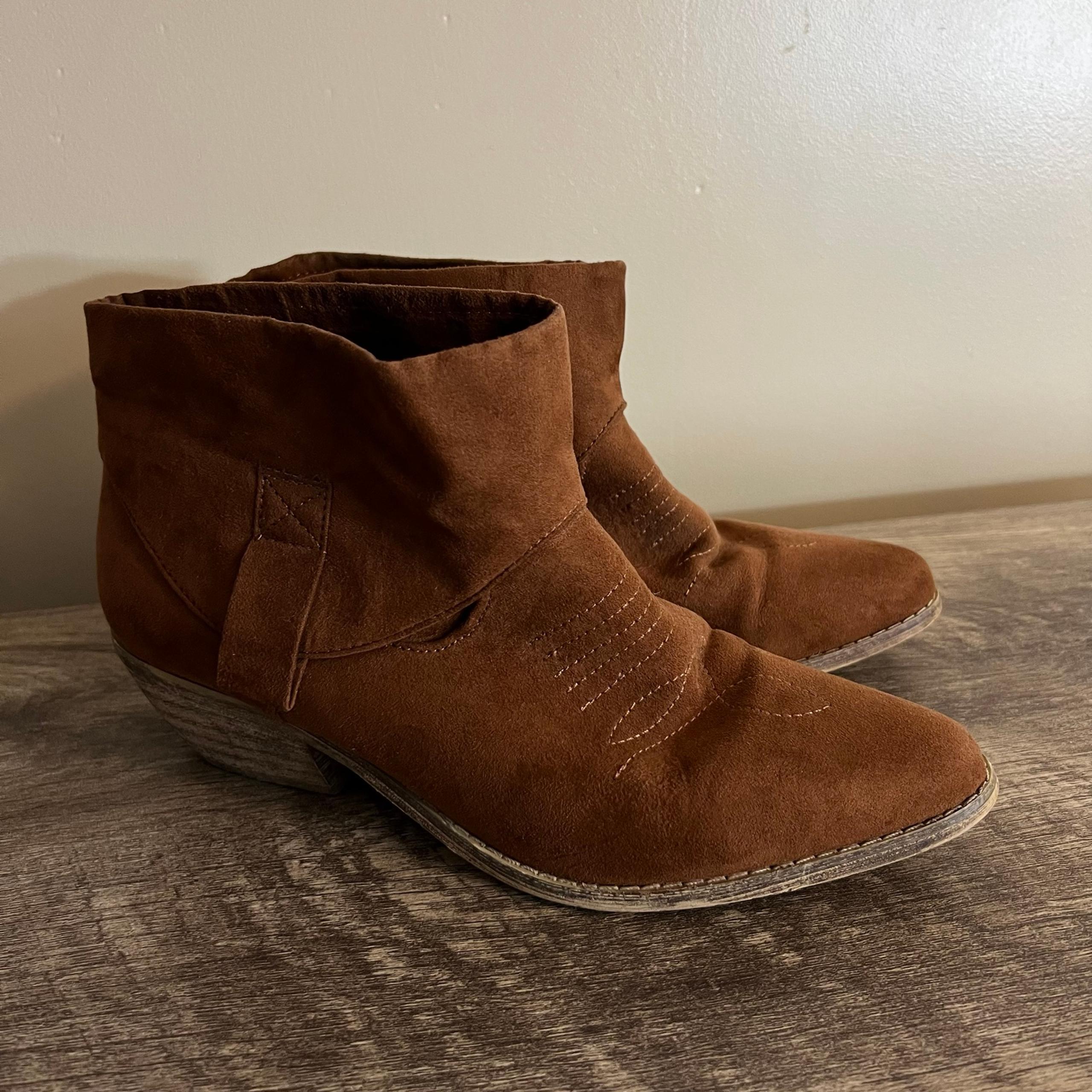 Forever 21 Short Ankle Cowgirl Boots Faux Suede Brown pointed toe Women’s Size 8