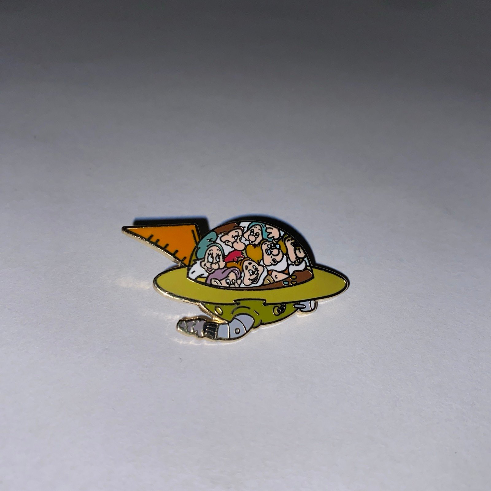 Disney Official Pin Trading 2007 Seven Dwarfs Spaceship Snow White LE 1000 Pin