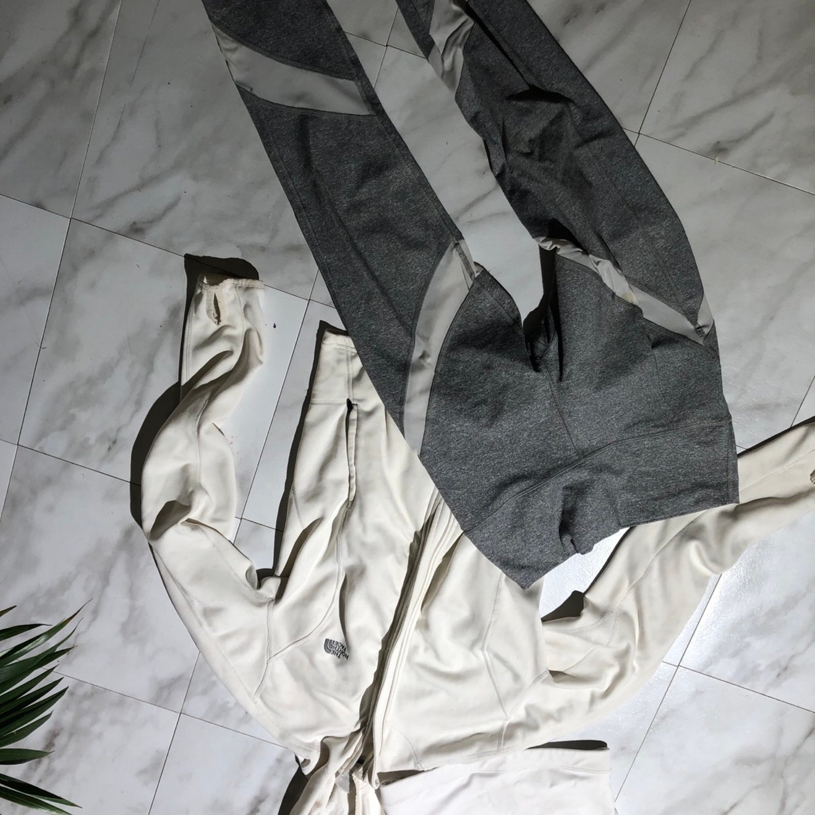 Athletic gym workout outfit set white hooed north face zip up top and tights