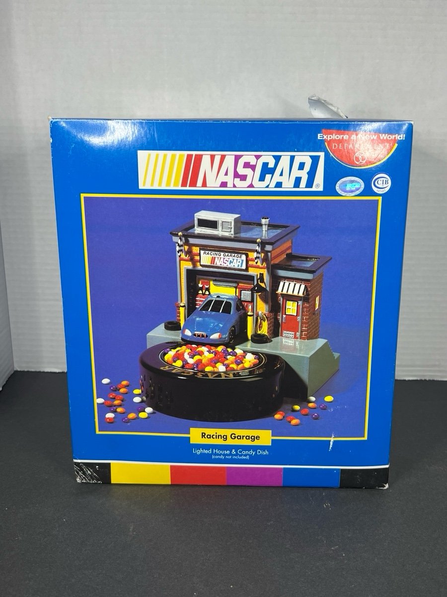 DEPT 56 NASCAR VILLAGE SERIES RACING GARAGE LIGHTED HOUSE CANDY DISH BRAND NEW