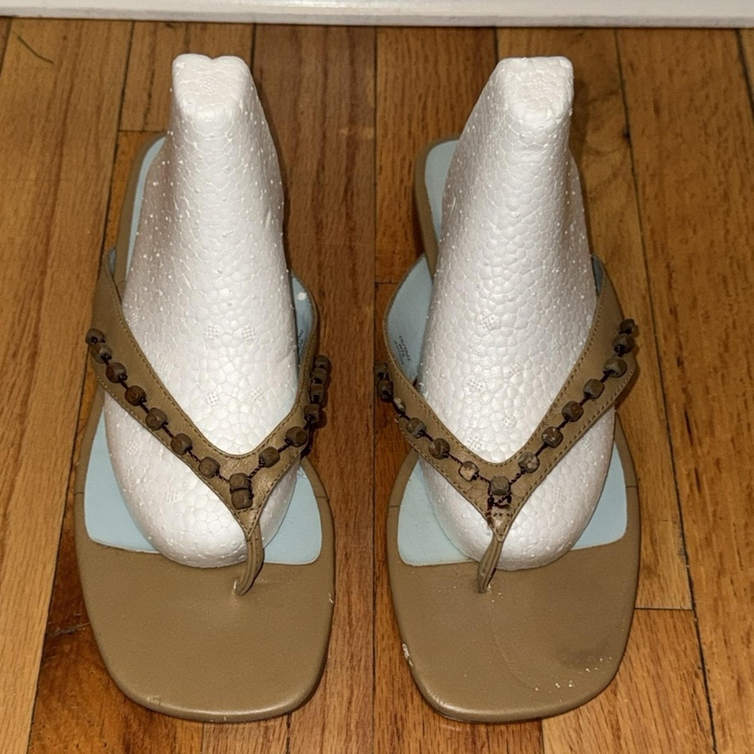 Liz Claiborne Tan leather wood Beads Flip Flops Sz 8.5 Villager Thong Sandals