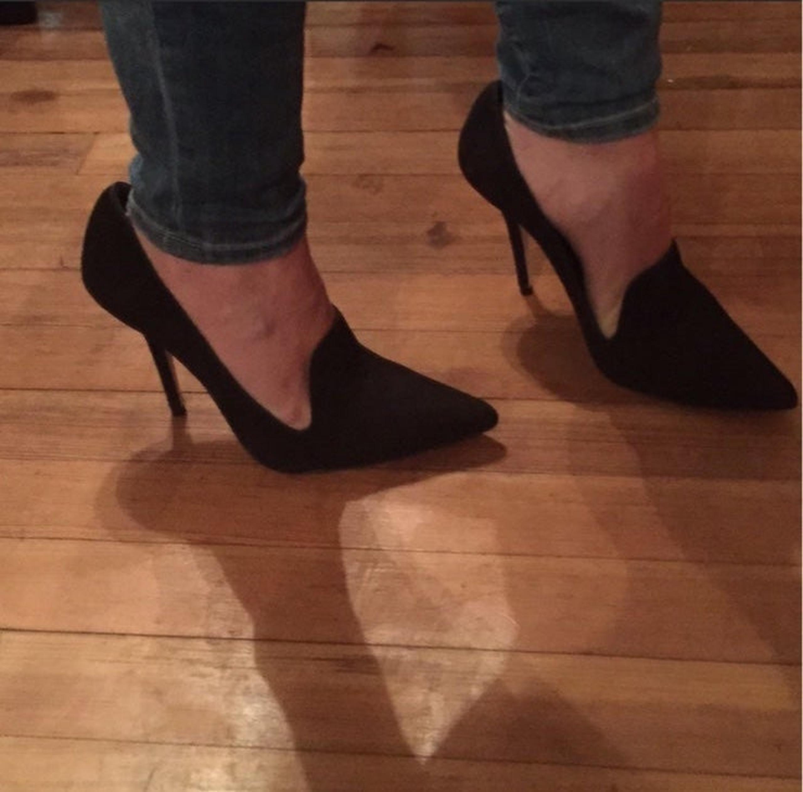 Elizabeth and James black size 8 suede pumps