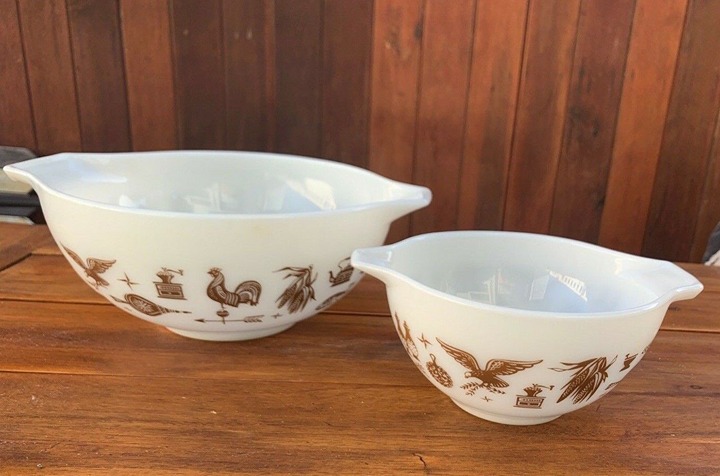 Vintage lot of 2 Early American Pyrex #402 Bowls