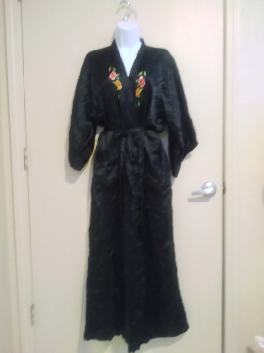 1970-80s Vintage Pearls 100% Silk Hand Embroidered Chinese Kimono