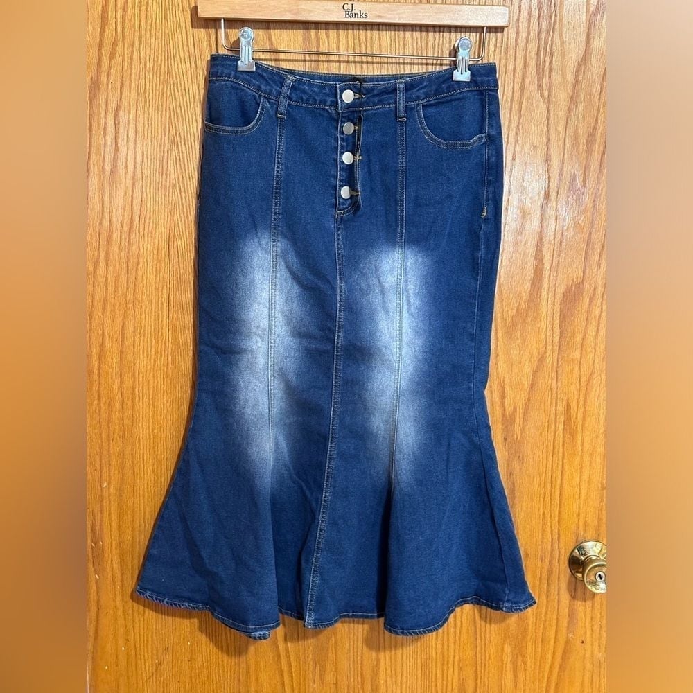 Fishtail style Jean skirt sz medium button fly stretchy NWT