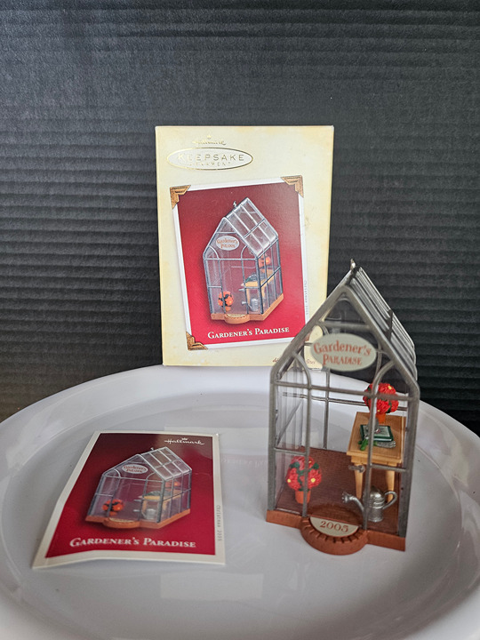 Hallmark Keepsake Gardeners Paradise Greenhouse 2005 NIB
