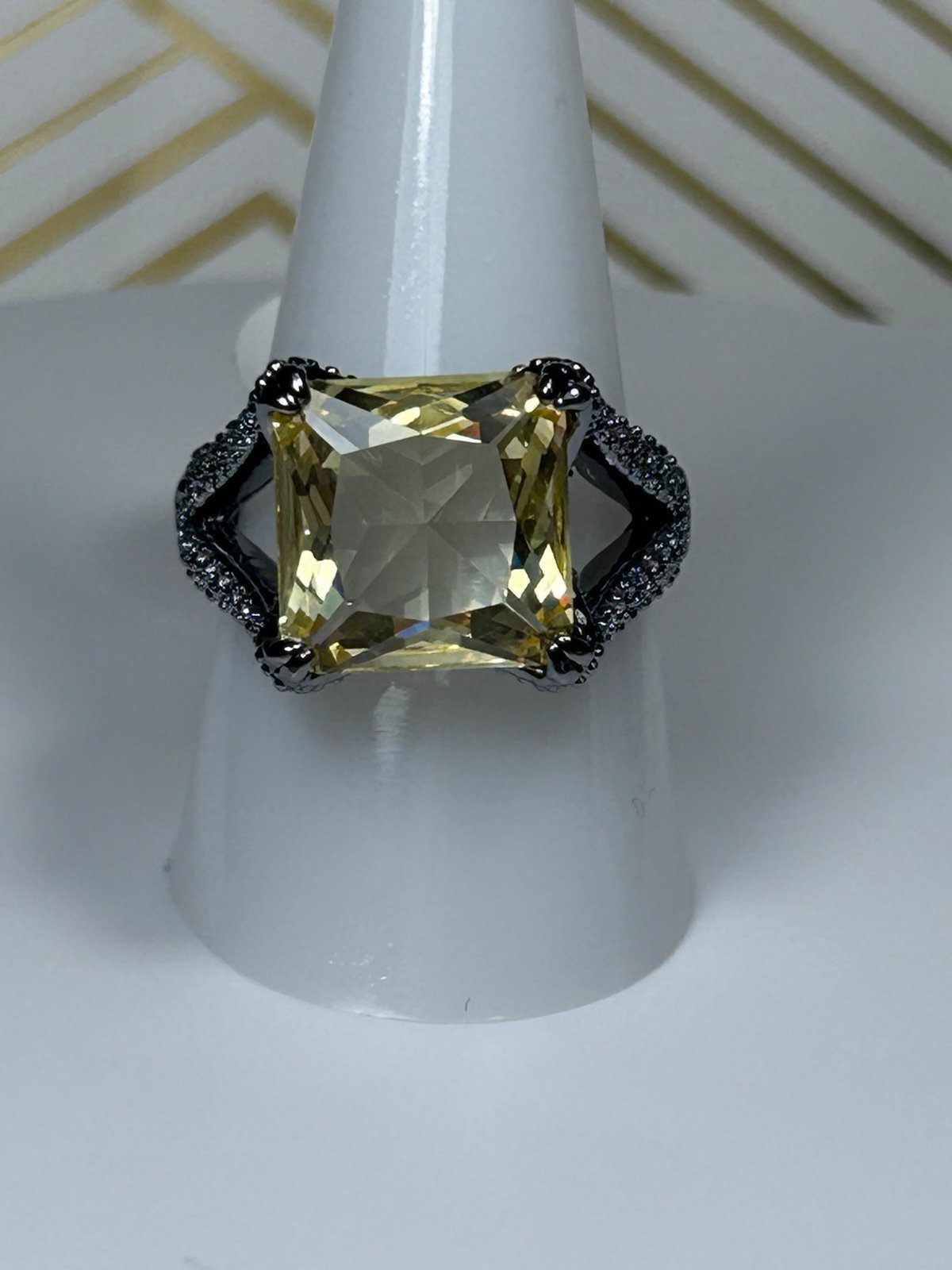 Bomb Party Ring RG81211 Glimmering Detail Size10 LemonDiamond CZ on Hematite.