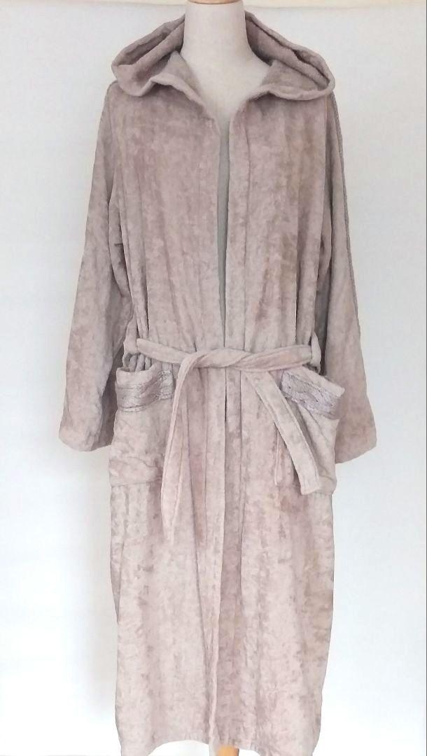 RA FLY, a high-quality Italian brand, offers luxurious men's bathrobes for ultimate relaxation.