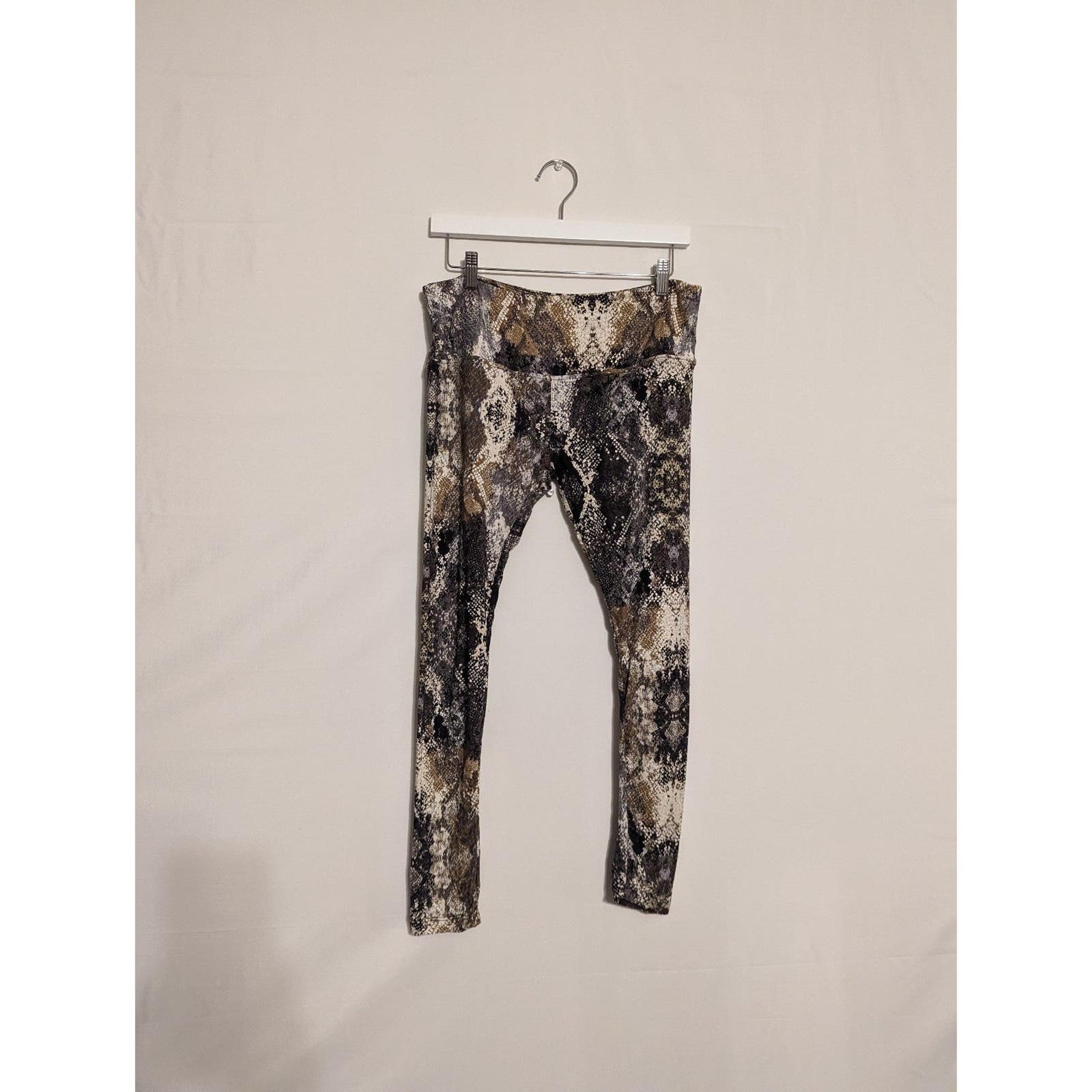 Hot kiss NWOT snake skin animal printed leggings black white gray womens large
