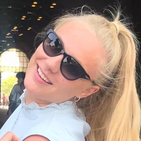 Burberry black sunglasses includes case