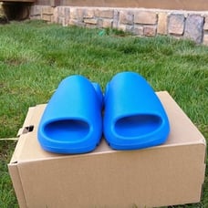 Sports slippers size 10