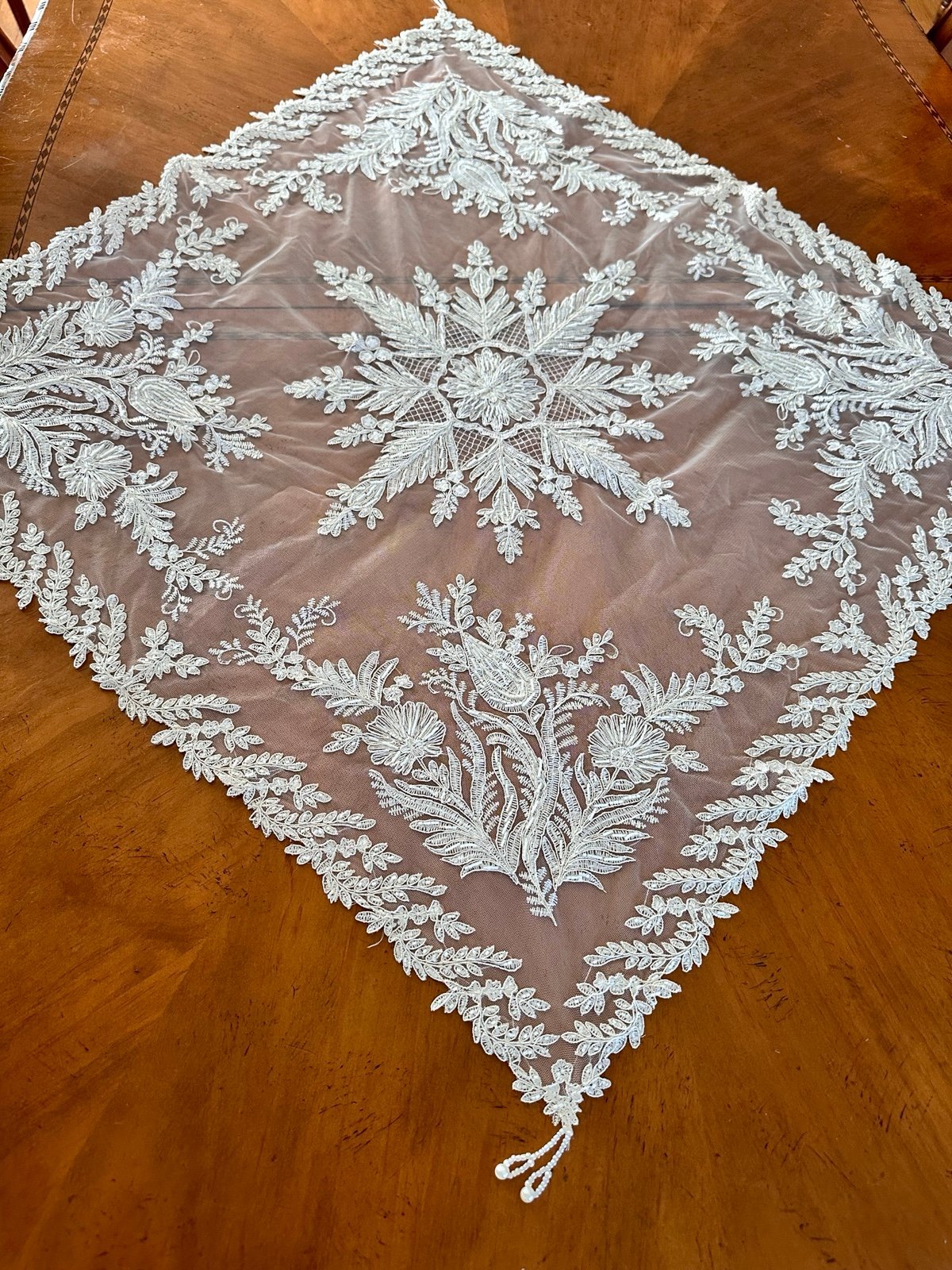2 SET HANDMADE TABLECLOTH , LACE JACKET AND SCARF