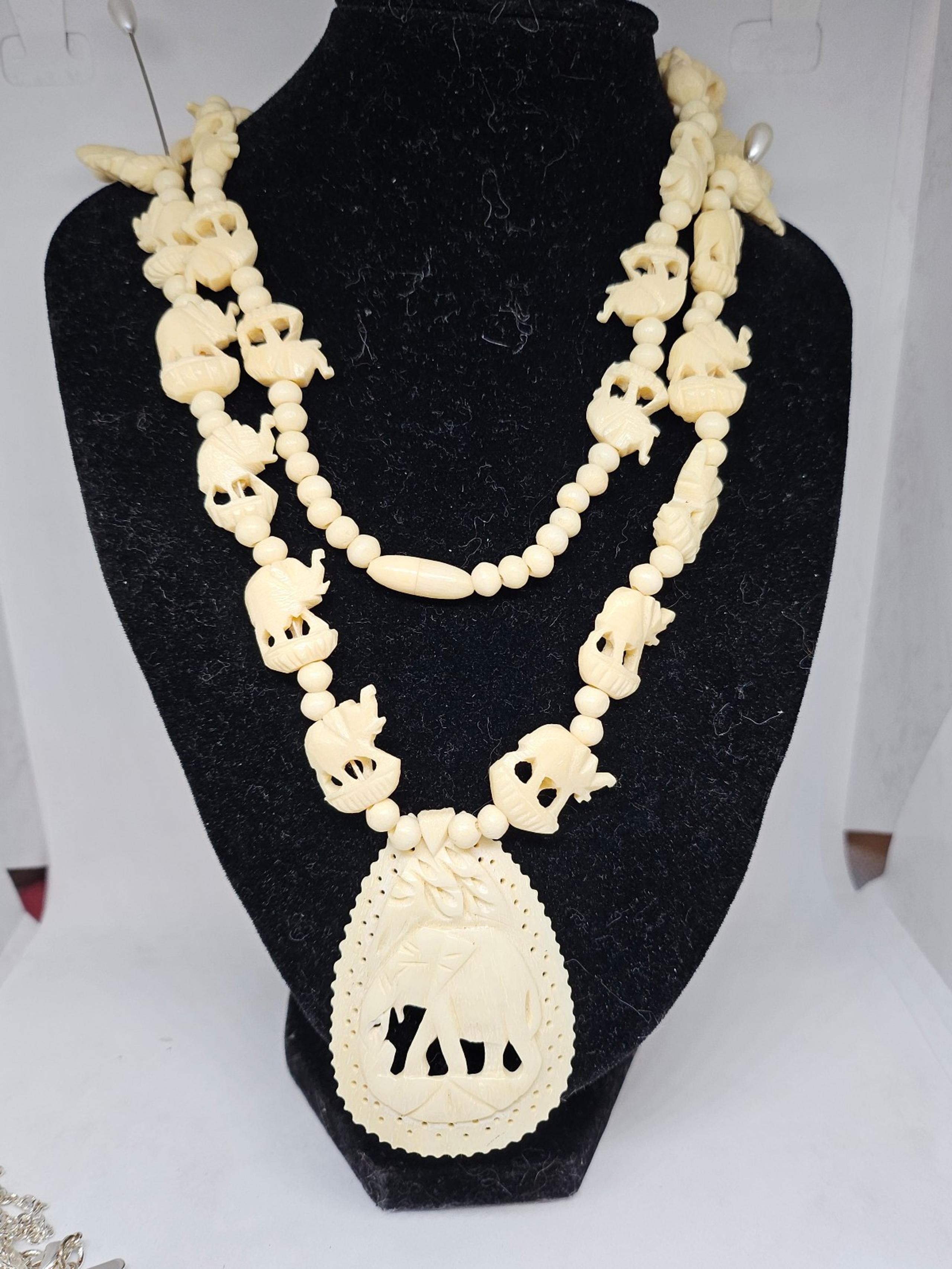 COSTUME NECKLACE LOT