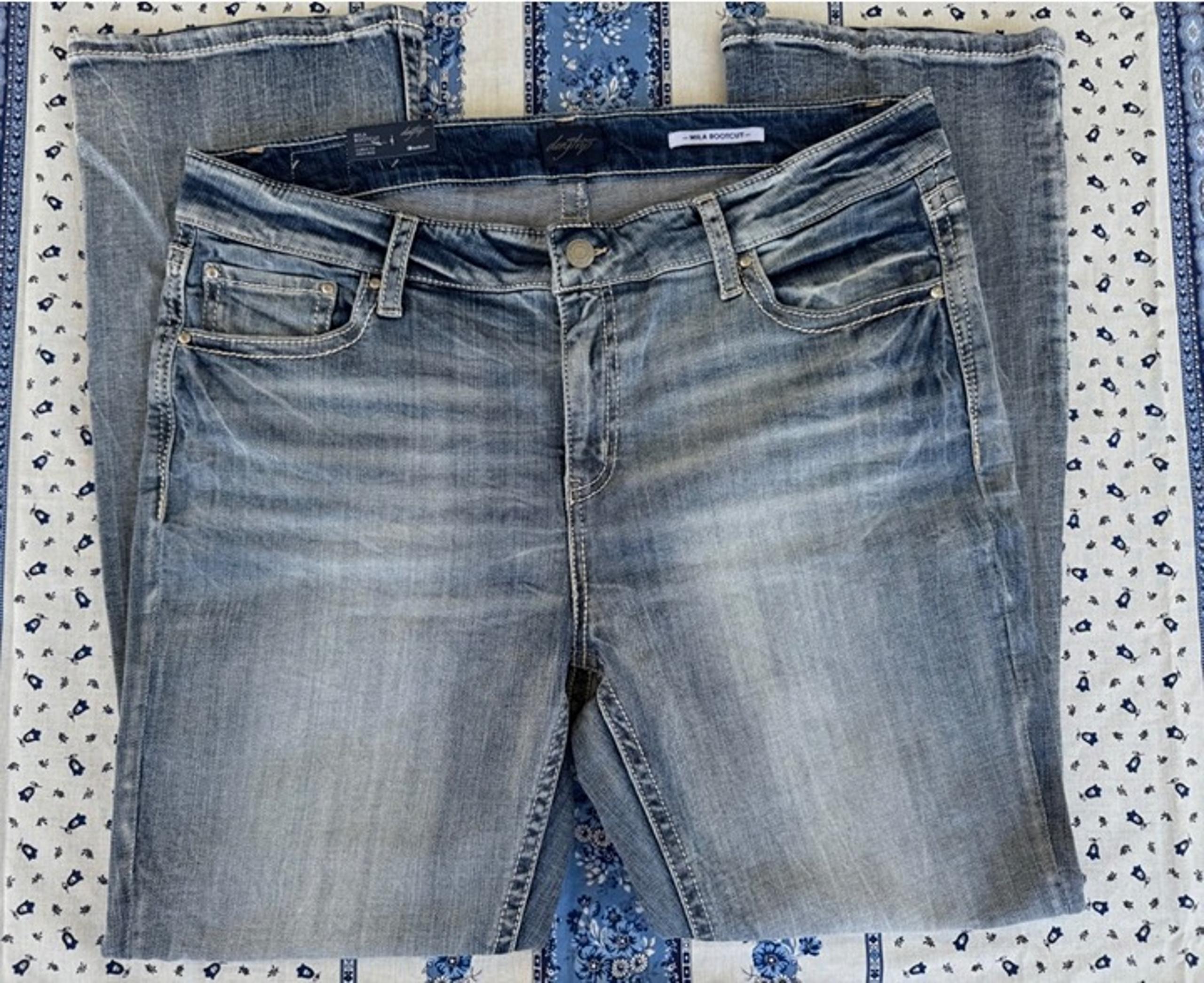 Daytrip Mila Bootcut Jeans- 34R- Curvy Fit/High Rise-Distressed Light/Med Denim