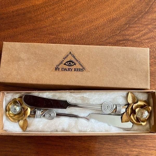 DARY Rees RARE New in Original Box Vintage Handcrafted Rose Butter Knives Set