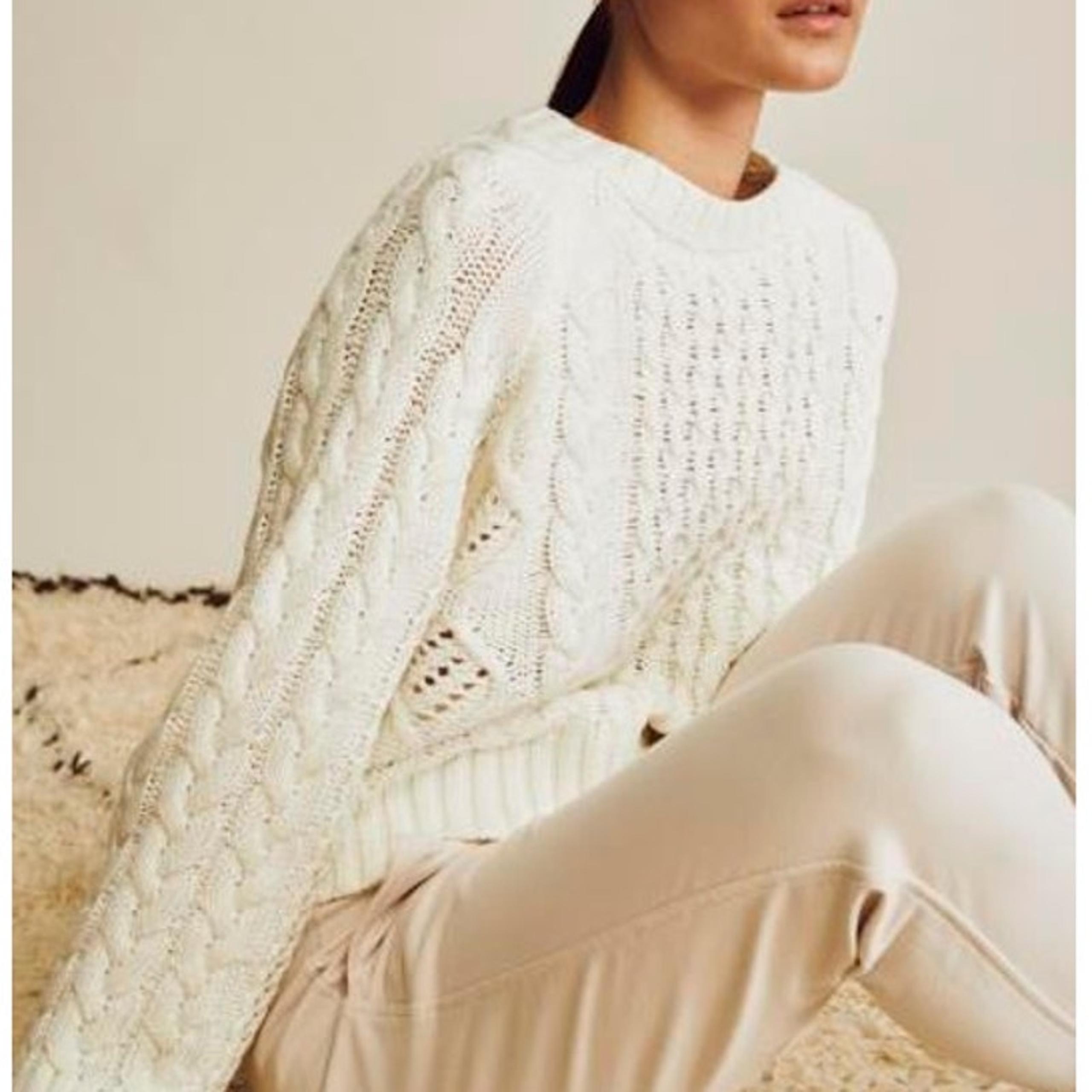 John & Jenn Ennis Chunky-Knit Crew Neck Pullover Sweater in Snow SP