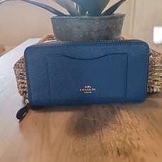 Coach long zippy crossgrain wallet nwot stunning
