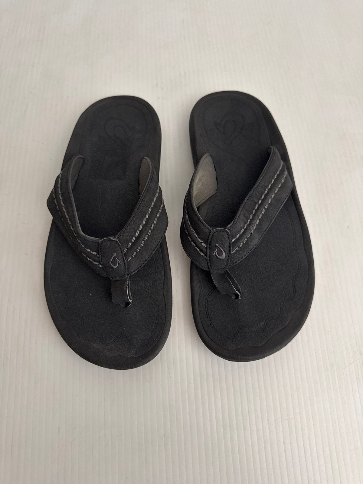 OluKai Hokua Leather Flip Flop Sandals Black Mens 10 US / 43EU