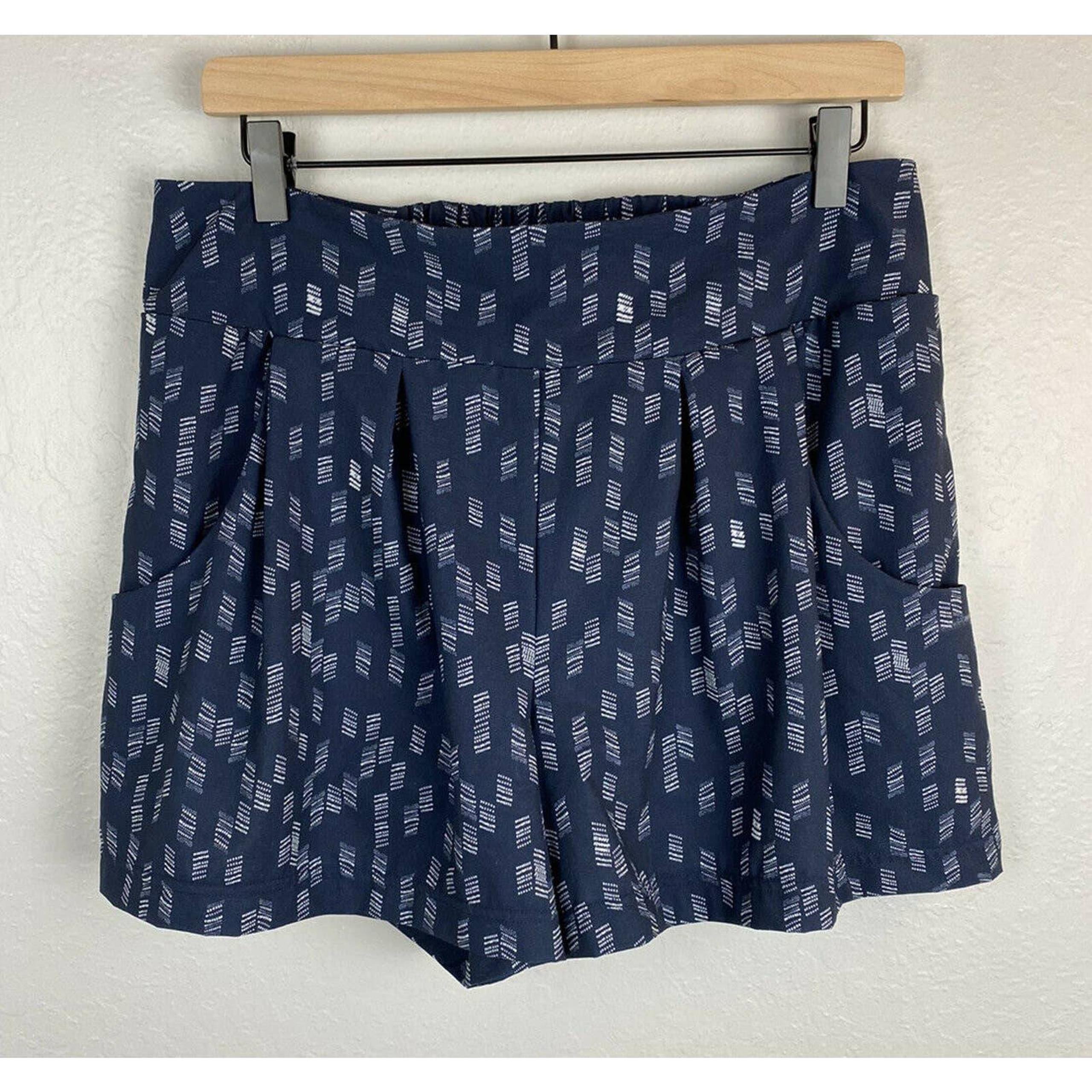 Lucy Women's LARGE Activewear Casual Lined Shorts Navy White Print Pleated Flowy