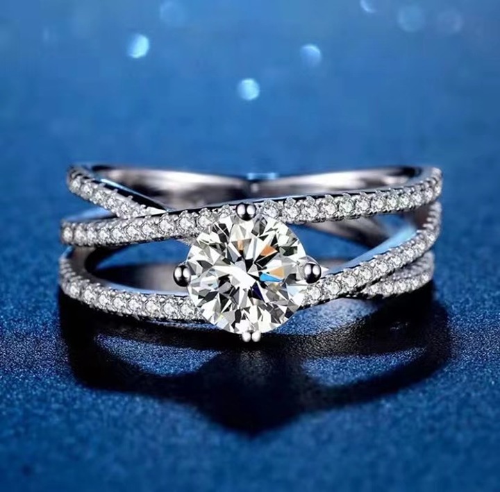 925 silver plated 1 carat diamond ring set with a small diamond is a beautiful