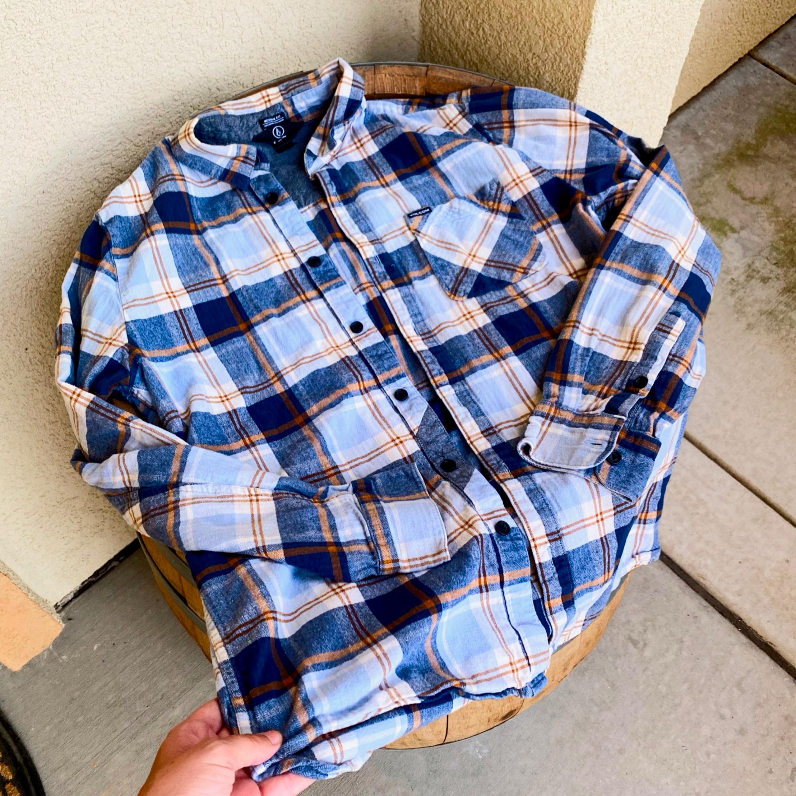 Men’s volcom plaid long sleeve button down size large
