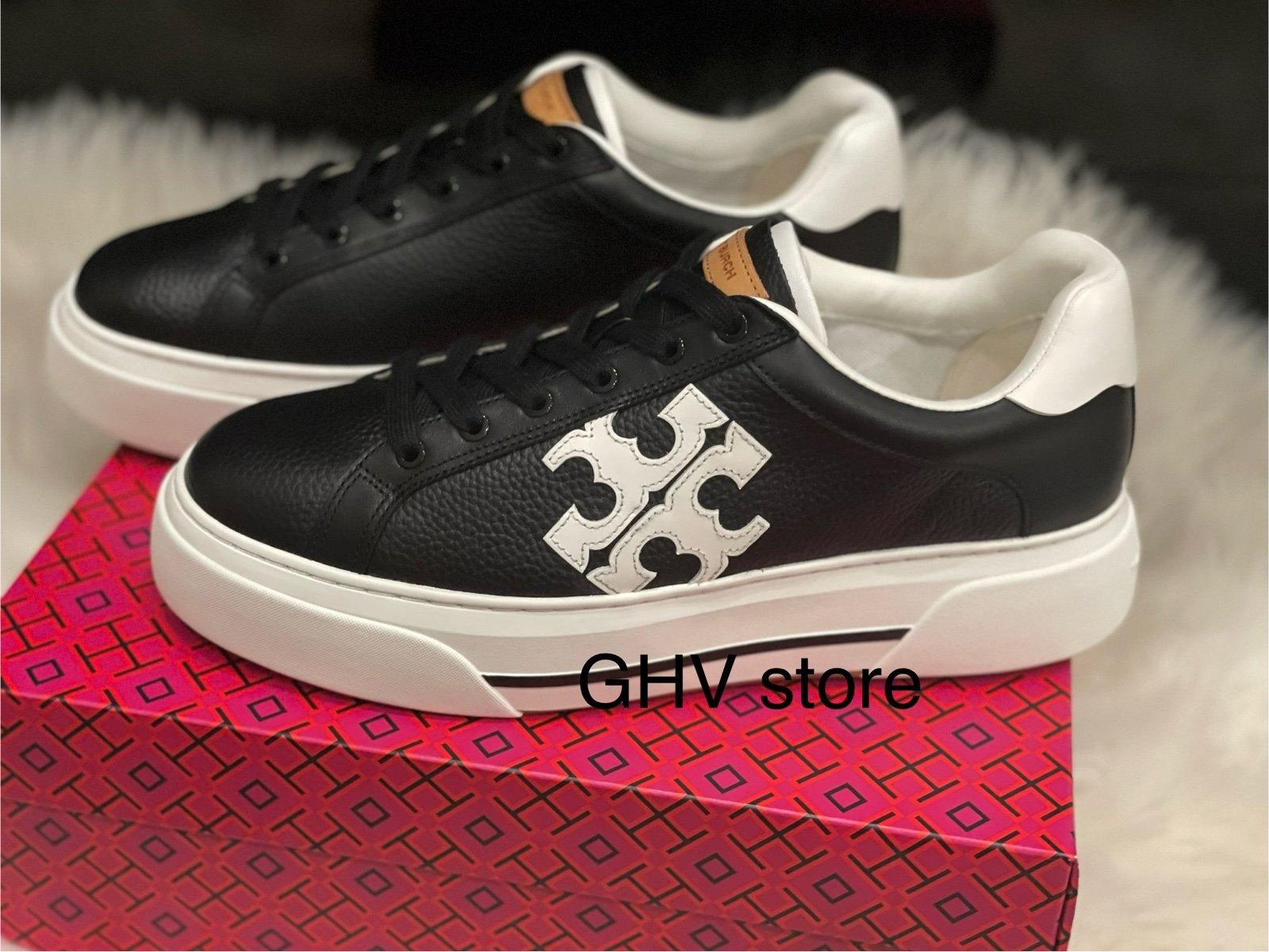 新作【TORY BURCH】おしゃれ★COLOR BLOCK SNEAKER ★ 使える1足 Tory Burch Color Block Signature T-Logo Leather Sneaker