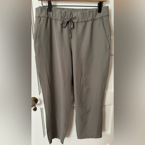 Lululemon On the Fly Crop *Woven 23" Carbon Dust Sz 8