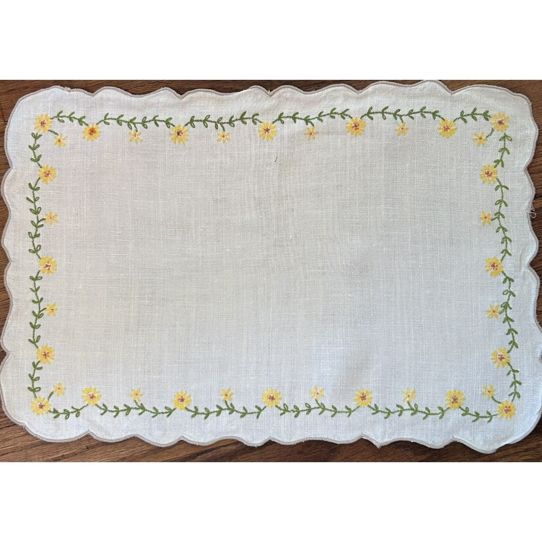 Vintage Hand Embroidered Linen Table Placemats set of 4 Dainty Floral Daisy Trim