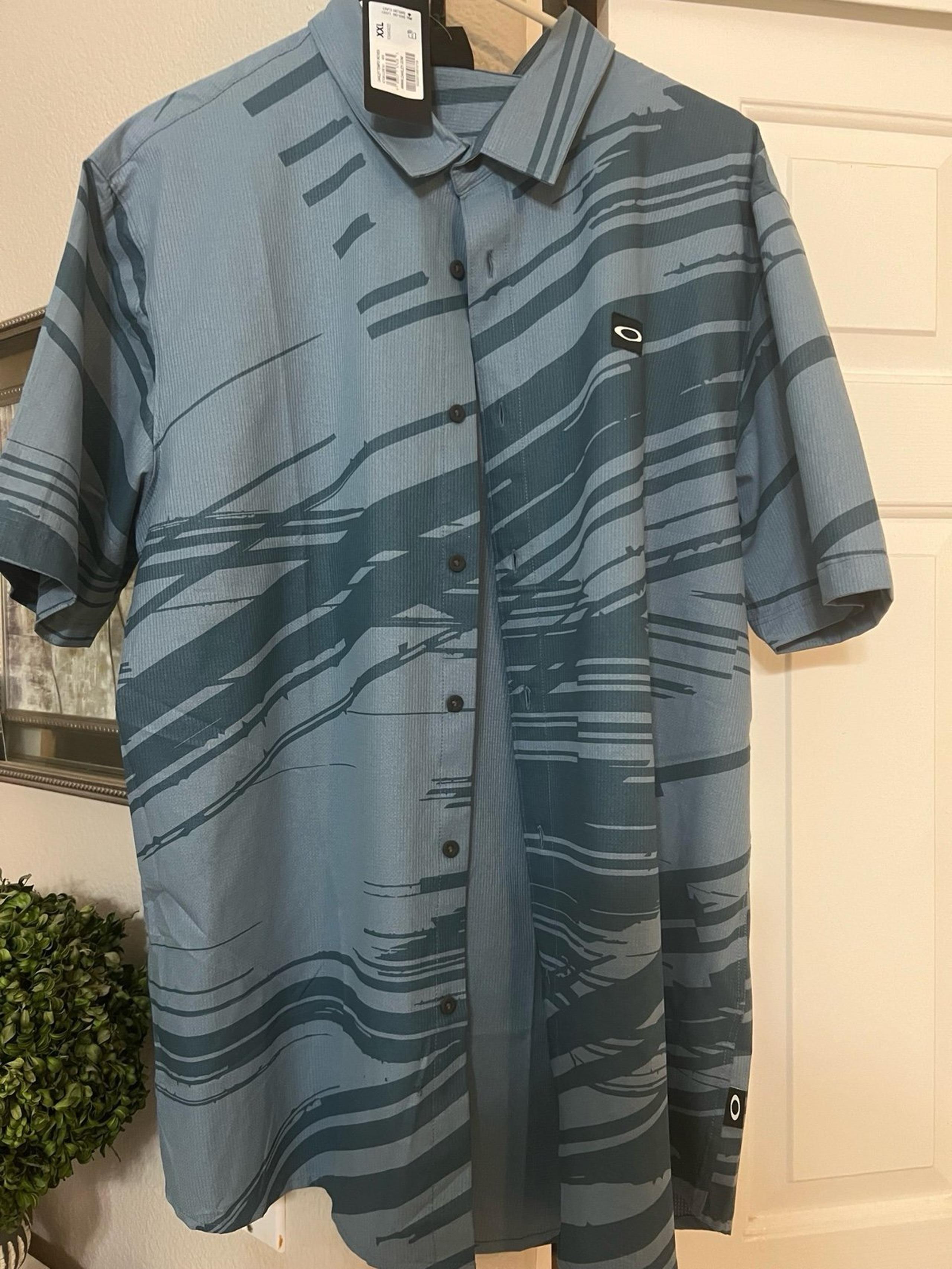 New men’s Oakley button up shirt