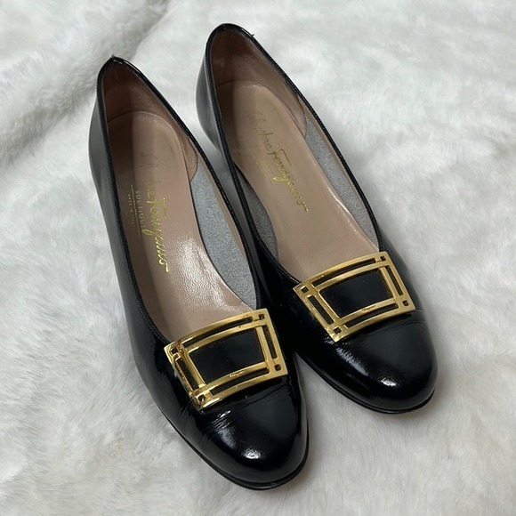 Salvatore Ferragamo buckle Black Leather pumps Sz 7.5
