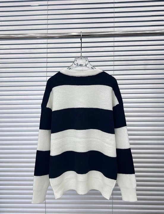 Round Crew Neck Plus Size Sweatshirt with Side Pockets