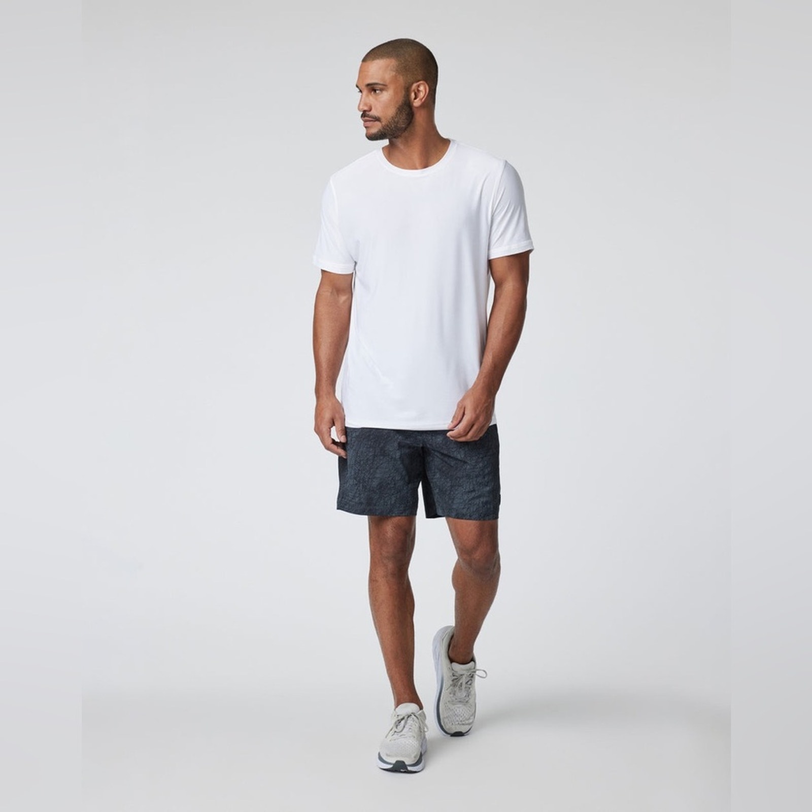 Vuori Kore Short in Charcoal Scribble Size Medium.