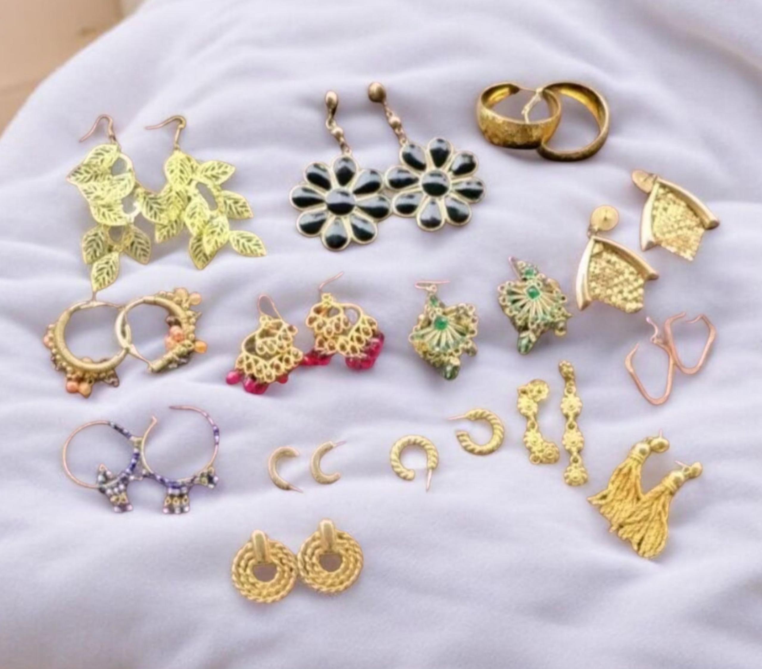14 pairs of women's gold tone earring jewelry lot