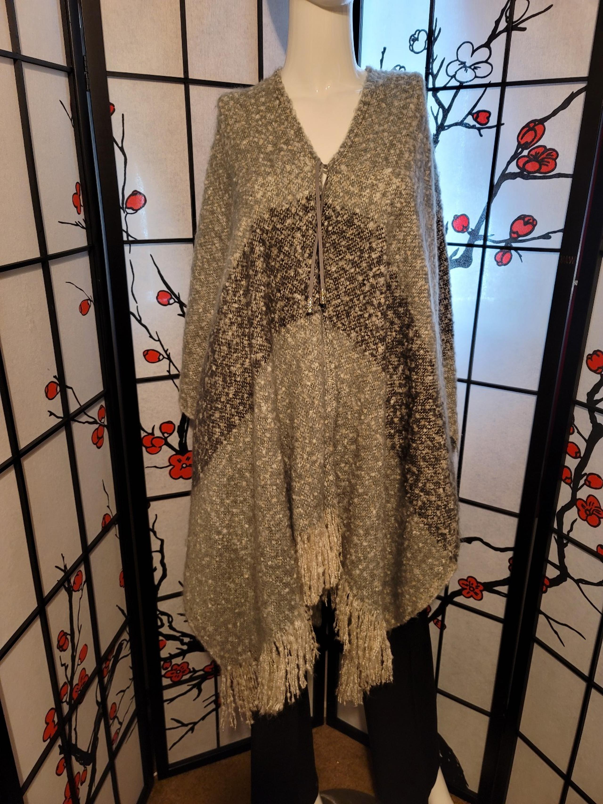 PRELOVED "MARC NEW YORK" FUZZY LIGHT KNIGHT GREY ACCENT LADIES CAPE W/FRINGE
