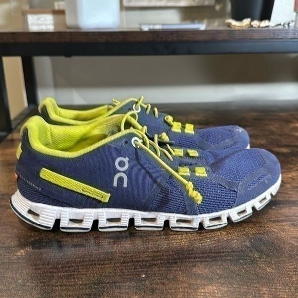 On cloud On Running Cloudflyer Running Shoes neon navy blue cushion low size 6
