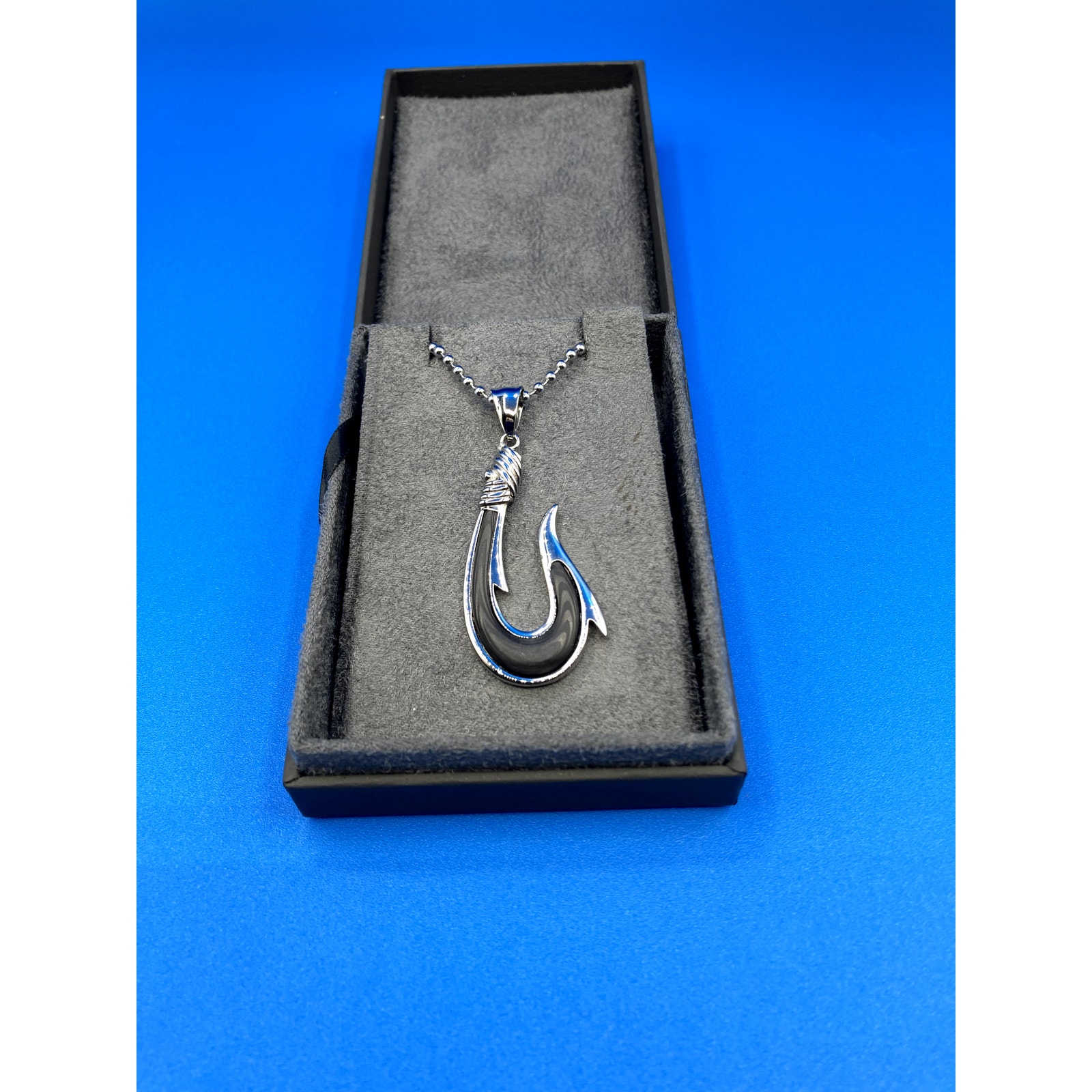 Chisel Stainless Steel Solid Black Carbon Fiber Hook Pendant Ball Chain 22